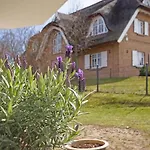 Hotel Strandhaus Moenchgut Lobbe *