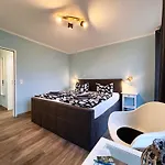 Strandhaus Moenchgut Lobbe Hotel