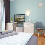 Strandhaus Moenchgut Lobbe Hotel *
