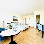 Strandhaus Moenchgut Lobbe Hotel *
