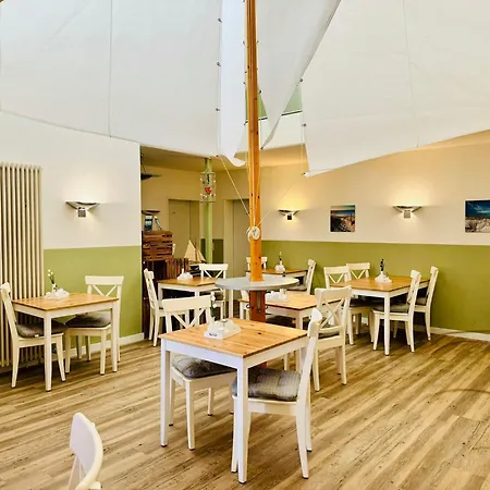 Strandhaus Moenchgut Lobbe فندق غورين