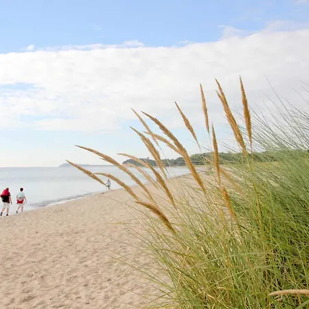 Strandhaus Moenchgut Lobbe فندق *