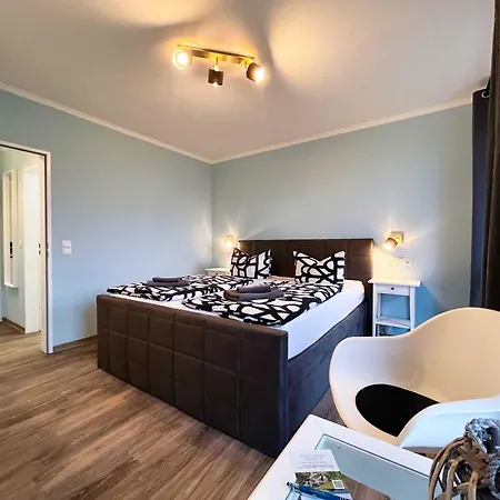 Strandhaus Moenchgut Lobbe فندق