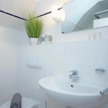 Strandhaus Moenchgut Lobbe * Goehren (Ruegen)