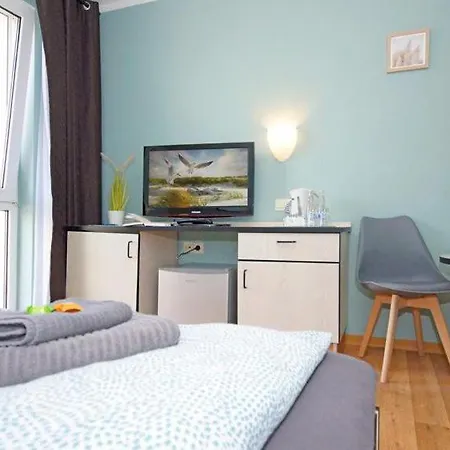 Strandhaus Moenchgut Lobbe Hotel *