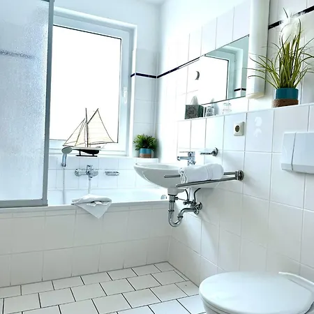 Strandhaus Moenchgut Lobbe Hotel