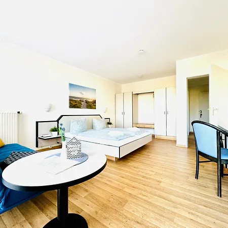 Strandhaus Moenchgut Lobbe فندق *