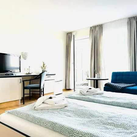 Strandhaus Moenchgut Lobbe فندق غورين