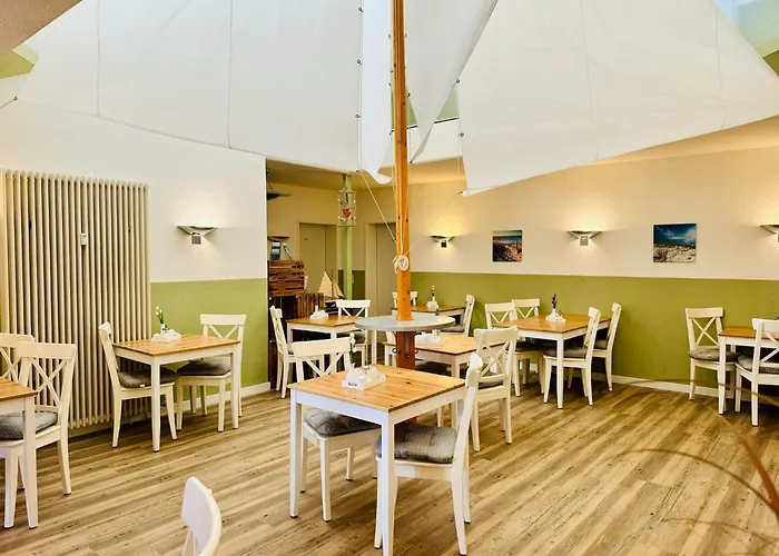 Strandhaus Moenchgut Lobbe فندق غورين