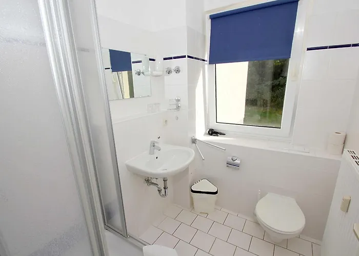 Strandhaus Moenchgut Lobbe فندق غورين