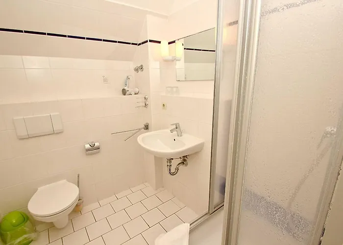 Strandhaus Moenchgut Lobbe فندق غورين