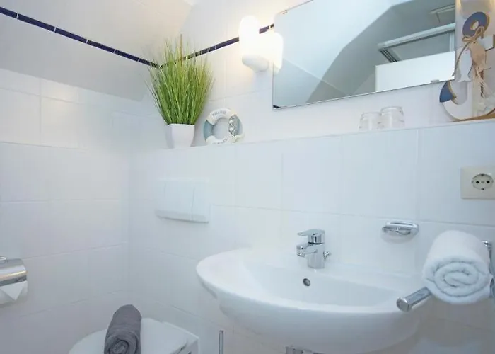 Strandhaus Moenchgut Lobbe * غورين