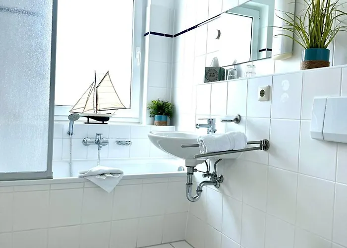 Strandhaus Moenchgut Lobbe فندق